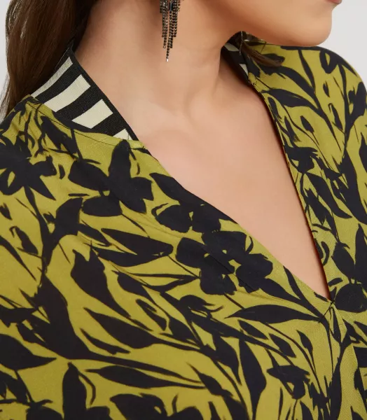 10528401-dark-yellow-5.webp