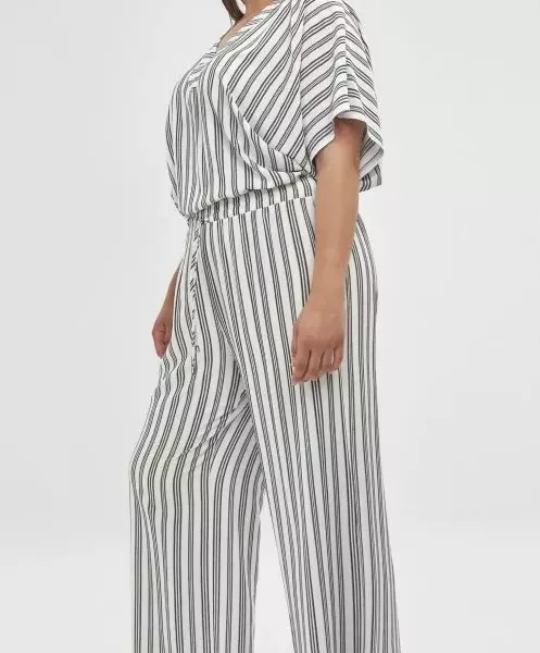 20718101-white-black-3-1.webp